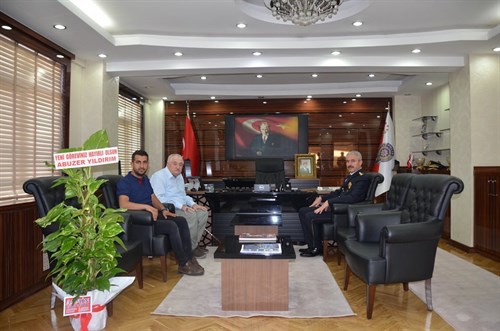 Hayırsever İş Adamı Abuzer YILDIRIM ve Mühendis Halil İbrahim IŞIK, İl Emniyet Müdürümüz İbrahim ERGÜDER’e hayırlı olsun ziyaretinde bulundular.